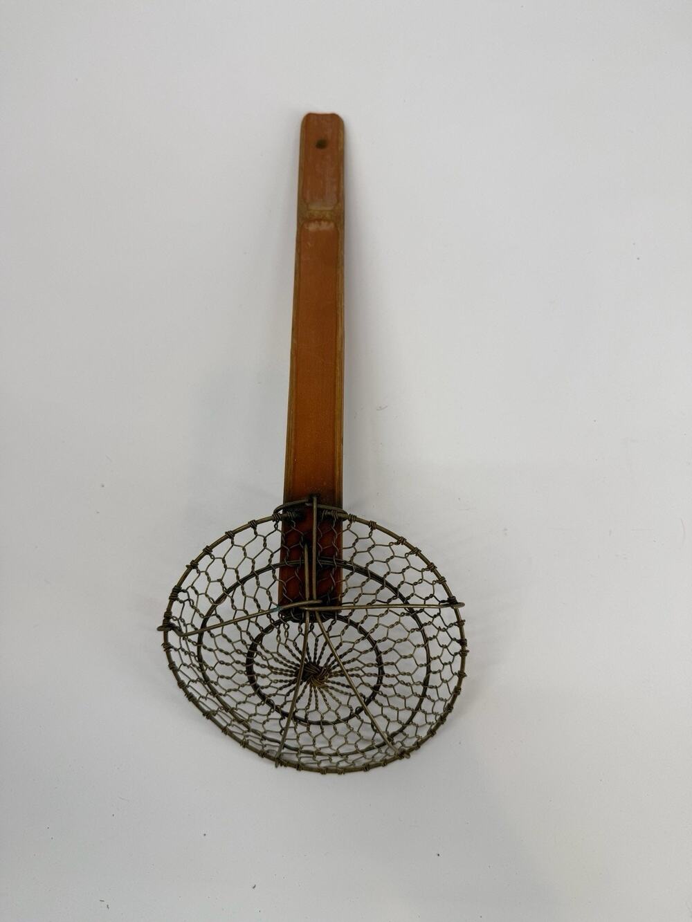 VINTAGE TWISTED BRASS WIRE SKIMMER STRAINER SPOON WOOD HANDLE